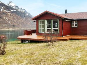 TengelfjordenHoliday Home Raften的湖畔带甲板的房子