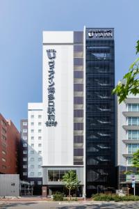 福冈Via Inn Hakataguchi Ekimae的建筑的侧面有标志