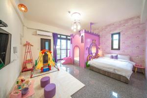 罗东镇好萌oh爸亲子民宿的一间卧室配有一张粉红色墙壁的床