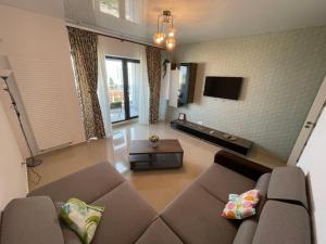 马马亚Mamaia Beach LuxyMar 3 Apartment的带沙发和电视的客厅