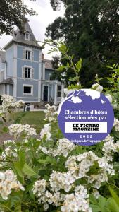 唐莱沃斯热La Maison Bleue « La Charade »的鲜花屋前的标志