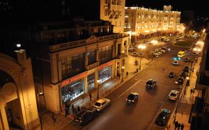 第比利斯朗多酒店的街道上,夜间有车辆停放的城市街道
