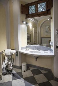 菲利内瓦尔达诺Palagina la dimora的一间带大水槽和镜子的浴室