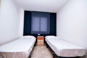 拉皮内达Bahia的配有大屏幕的客房内的两张床