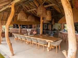 KongolaKazondwe Camp and Lodge的用餐室配有大型木桌和椅子