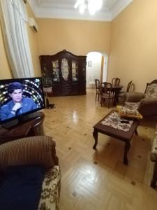 苏呼米Квартира у моря в Абхазии Сухум的带沙发和电视的客厅