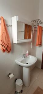 科武港Apartamentos Guiomar Campos的浴室配有白色水槽和卫生间。