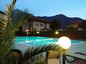 多马索杰拉尼欧住宅酒店的一个带椅子的游泳池和一个背景建筑