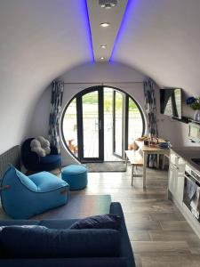 LanchesterDerecroft Glamping Luxury Lodgepods的一间拥有蓝色天花板的客厅