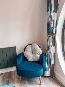 LanchesterDerecroft Glamping Luxury Lodgepods的客房内的蓝色椅子和大枕头