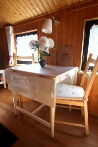 马林贝格Ferienhaus beim Imker的桌子和椅子上花瓶