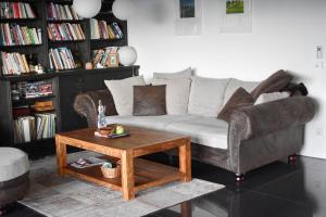 PistorfVilla Sausal的带沙发和咖啡桌的客厅
