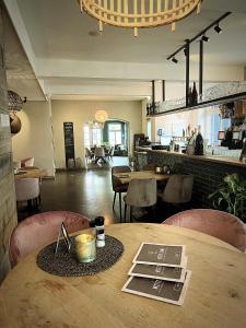 GrubbenvorstIn de Witte Dame Hotel Bar Kitchen Apartments的配有桌椅和厨房的房间