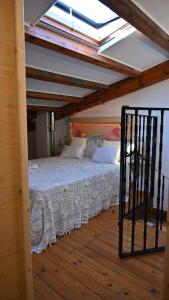 Torremocha de JaramaCasa Rural Antigua Botica的卧室配有白色的床铺和屋顶