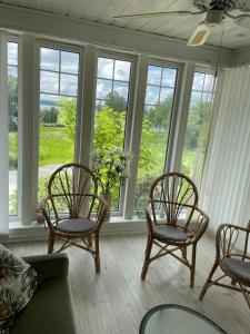 SöråkerVilla Båthamnsgatan的客厅配有3把椅子、沙发和窗户。