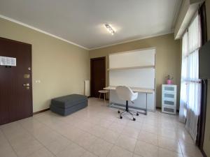 韦尔切利Chicco Apartment light的办公室,配有桌子、椅子和桌子