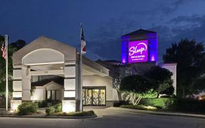 斯普林莱克Sleep Inn & Suites Spring Lake - Fayetteville Near Fort Liberty的建筑前方的一个缓慢标志