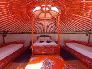 MonieuxA Ventoux Yourte的蒙古包内带两张床的房间
