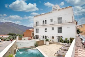 奥尔希瓦Alpujarra Secret的一座带游泳池和大楼的酒店