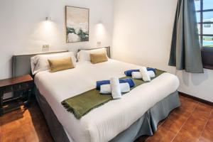 查德尔帕罗奥Conylanza Castillo de Papagayo - Exclusivamente Nudista FKK的卧室配有带毛巾的大型白色床