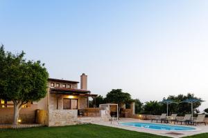 斯泰洛米诺斯Stavromenos Villas - Private Pools & Seaview - 500m from Beach的一座带游泳池和房子的别墅