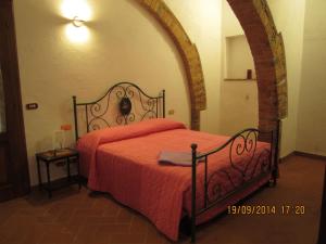 托里塔迪谢纳齐唯达公寓的一间卧室配有一张红色床罩的床
