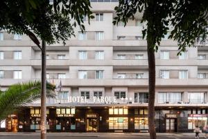 大加那利岛拉斯帕尔马斯Sercotel Hotel Parque的带有读酒店 ⁇ 香山标志的酒店大楼