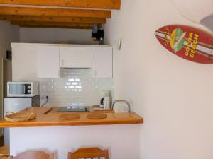 拉卡诺奥肯Holiday Home Les Palombes-7 by Interhome的厨房配有白色橱柜和台面