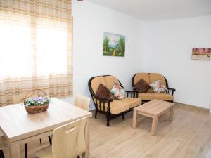 卡马尔莱斯Holiday Home Masia del Mosso by Interhome的客厅配有两把椅子和一张桌子