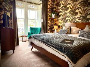 伊尔弗勒科姆The Earlsdale Bed and Breakfast的卧室配有一张床铺,位于带墙壁的房间