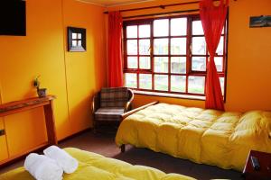 卡斯特鲁托雷通天塔旅馆的一间卧室设有一张床、一个窗口和一把椅子