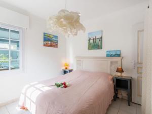 圣艾格夫Holiday Home Maison Poincaré by Interhome的卧室配有粉红色的床和窗户。