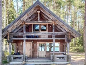 SoiniHoliday Home Mäntylä by Interhome的树林中的小木屋