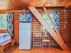 SoiniHoliday Home Mäntylä by Interhome的小木屋内的厨房设有冰箱和楼梯
