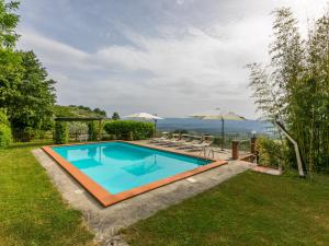 雷杰洛Holiday Home Podere Berrettino-2 by Interhome的庭院内的游泳池,设有户外庭院