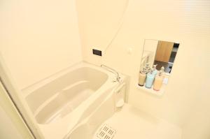 京都HIZ HOTEL Kyoto Nijo Castle - Vacation STAY 12537v的白色的浴室设有浴缸和卫生间。