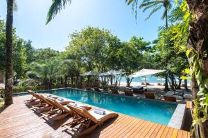 伊尔哈德博伊巴Colibri Beach Villas的一个带躺椅的度假村游泳池,享有海景