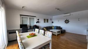 科尔丘拉Truly Mediterranean Apartment "Spark"的客厅配有沙发和桌子
