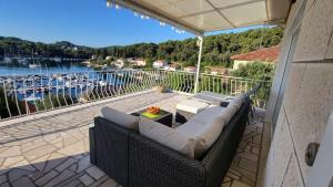 科尔丘拉Truly Mediterranean Apartment "Spark"的阳台的沙发,享有码头的景色