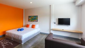 邦涛海滩班陶旅馆的一间卧室配有一张床和一台平面电视