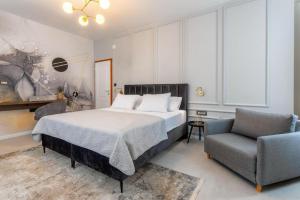 斯普利特Luxury rooms Bolero的一间卧室配有一张床和一把椅子