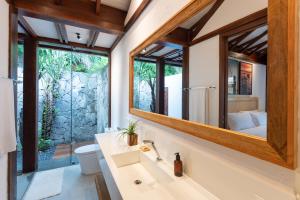伊尔哈德博伊巴Colibri Beach Villas的一间带水槽和镜子的浴室