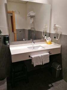 诺哈Hotel Marítimo Ris con garaje的浴室设有白色水槽和镜子