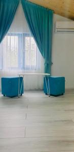 MaliucDelta Blue的配有桌子和蓝色窗帘的房间