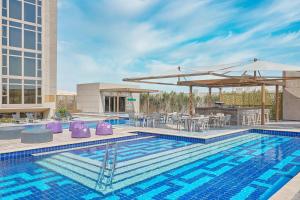 十月六日城Hyatt Regency Cairo West的一座带酒吧的游泳池和一座建筑