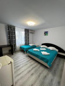 北马马亚-讷沃达里Vila Iris Mamaia Nord的一间卧室配有两张蓝色床单
