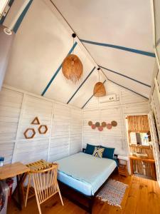 Thôn Dư KhánhPhan rang kite center的帐篷内的卧室,配有一张床和一张桌子