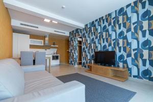 索托马里纳Mosella Suite Hotel的带沙发和电视的客厅