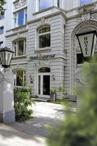 汉堡米拉玛酒店 的带有酒店经线标志的建筑