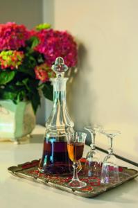 汉堡米拉玛酒店 的桌子上装有瓶子和两杯酒的托盘